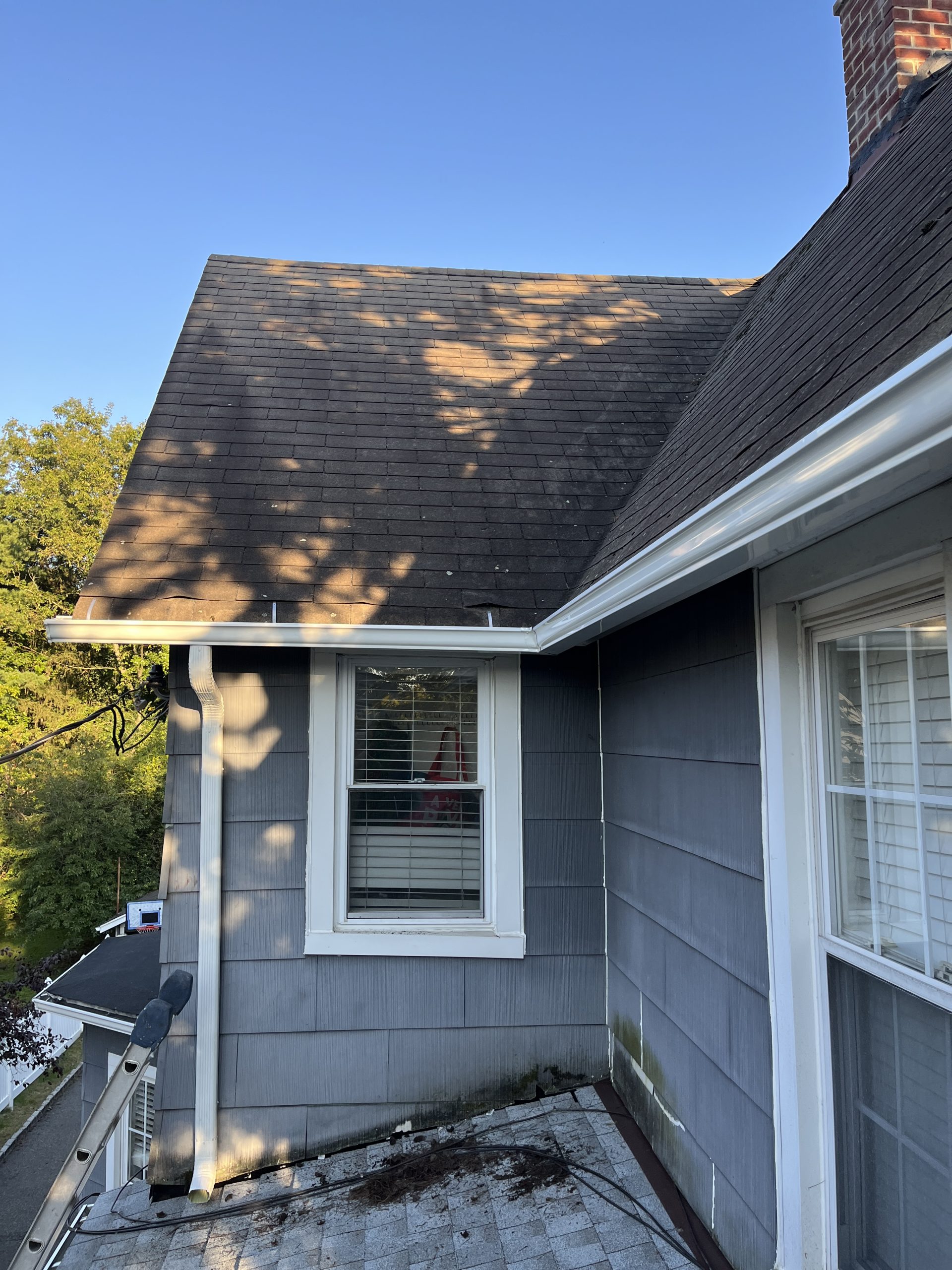 Photo of a house in New Jersey after cleaning gutters. 